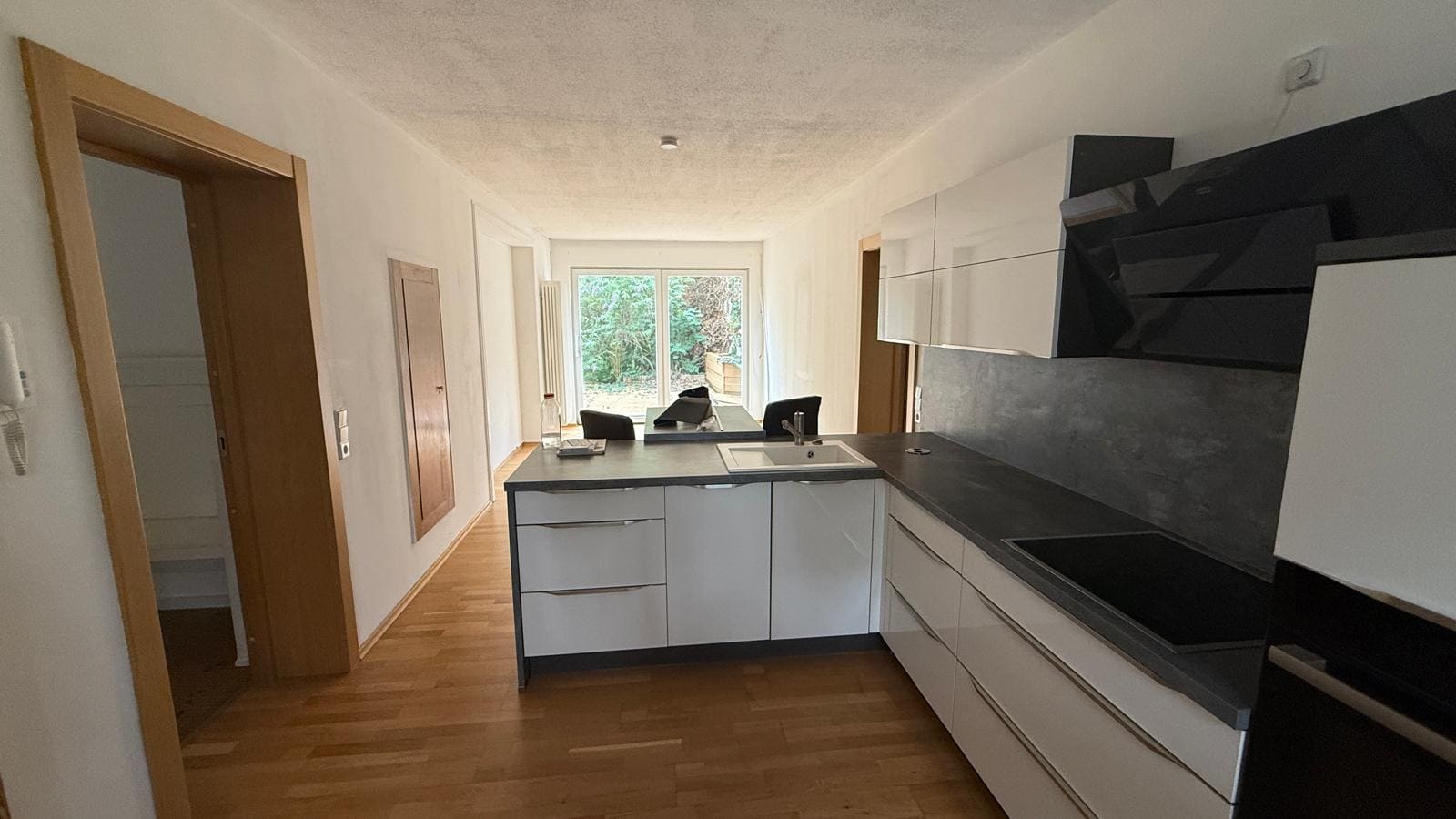 Küche mit Essbereich und Gartenblick