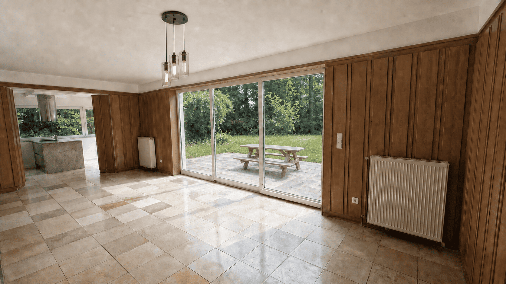 Wohnzimmer mit Blick auf Terrasse und naturbelassenen Garten
